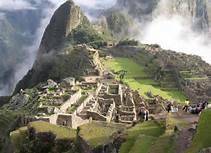 03 MACHU PICCHU - Según documentos de mediados del siglo XVI, Machu Picchu habría sido una de las residencias de descanso de Pachacútec (inca del Tahuantinsuyo, 1438-1470). Sin embargo, algunas de sus mejores construcciones y el evidente carácter ceremonial de la principal vía de acceso a la llaqta demostrarían que esta fue usada como santuario religioso. Ambos usos, el de palacio y el de santuario, no habrían sido incompatibles.