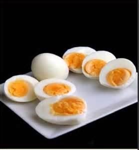 028 - Para hacer los huevos duros es necesario esperar a que hierva el agua. Una vez roto el hervor coloque los huevos y cuente 9 minutos. En caso de que los huevos estén helados cuente sólo 6 minutos.