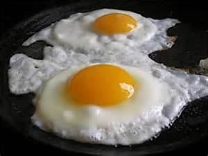 029 - Para hacer huevos fritos es básico que el aceite esté bien caliente. De lo contrario, lo más probable es que se peguen a la sartén.