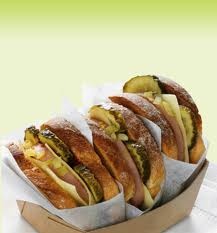 06 - FINNISH PORILAINEN - Sandwich finandes de salchicha, cebolla, pepinillo, ketchup, mostaza y mayonesa