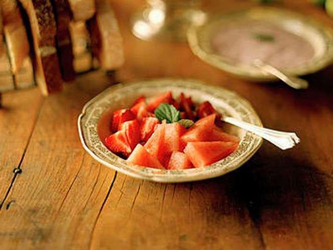 SANDIA 5 - Ensalada de sandía y fresas, Corta una sandía en triángulos pequeños, añade unas fresas en trocitos y aliña con zumo de naranja que habrás macerado una hora con hojas de hierbabuena.